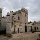 ...e a sinistra da Santa Maria di Sovereto, la cui prima attestazione storica risale a una bolla del 1131, a conferma della giurisdizione del vescovo di Giovinazzo su Suberito, antico nome del posto